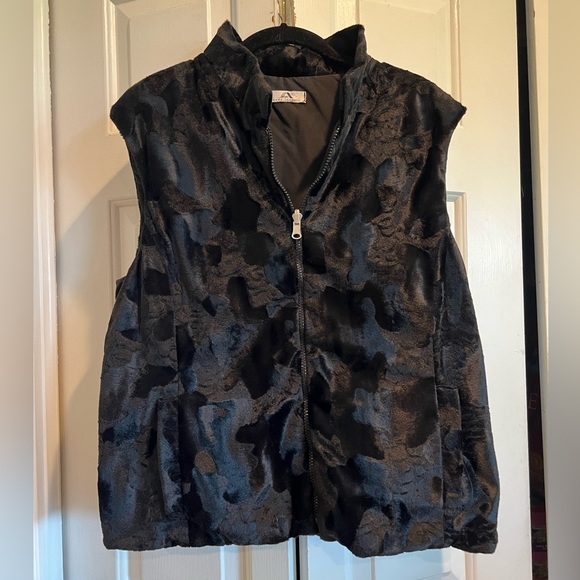 Italian Made AMATI Black Vest, Zip Front, Faux Fur Outside with POCKETS - Picture 2 of 13